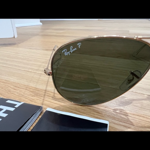 Brand new, never worn. Ray-Ban aviators polarized in black and gold.unisex! - Picture 4 of 9